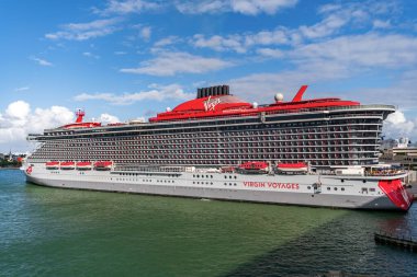 Miami, Florida, ABD - 03 Kasım 2024: Seyahat acentesi turu. Cesur bayan yolcu gemisi yolculuğu. Yaz tatili için gemi turu. Bakire Yolculukları ve Bain Capital. Gemi turu ve seyahat konsepti.