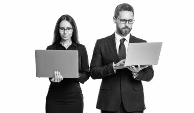 Çevrimiçi çalışan serbest çalışan biri. Patron ve çalışanı çevrimiçi. Ofisinde dizüstü bilgisayarı olan iş adamları. Uzaktan kumandalı çalışıyor. İş başarısı. Beyazlar üzerinde izole iş adamları. Yatırımcıları cezp et.