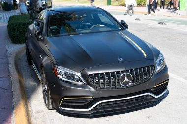 Miami, Florida, ABD - 06 Aralık 2024 Mercedes Benz C 2023 arabası. Mercedes Benz C V8 biturbo tipi lüks bir araba. Mercedes Benz 'in arabası dışarıda park edilmiş. Mercedes Benz C, ön manzara..