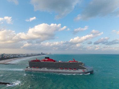 Miami, Florida, ABD - 28 Mart 2025 Seyahat acentesi turu. Cesur bayan yolcu gemisi yolculuğu. Gemi seyahati. Bakire Yolculukları. Bain Capital 'da. Gemi turu ve deniz seyahati. Tropikal hedef.