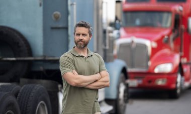 Nakliye araçları. Kamyonetin önündeki İspanyol adam. Yarı kamyon aracı. Kamyon şoförü. Ulaşım endüstrisi. Kamyonetin yanında bir adam var. Kamyon şoförü. Kamyon sahibi. Boşluğu kopyala.