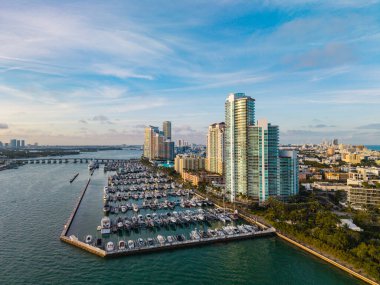 Özel rıhtım. Lüks yatı olan Güney Point Miami marinası. Yaz tatili. Lüks Güney Sahili marinası. Lüks bir yat. Miami güney sahili manzaralı. Yat kulübü. Marina Miami, Florida 'da. Denize yolculuk.
