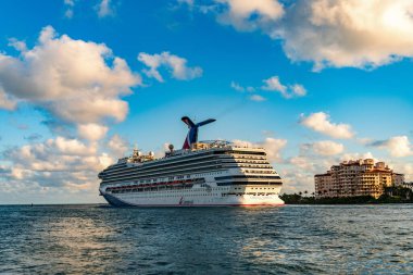Miami, Florida, ABD - 10 Aralık 2024 Yaz Tatili Gezisi. Karnaval yolcu gemisi. Gemi turu. Gemi Miami limanından ayrılıyor. Seyahat güzergahı. Karnaval Gündoğumu yolcu gemisi yolculuğu.