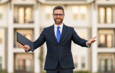 Emlak sigortası tanıtımı. Başarılı komisyoncu karşılaması. İpotek sigortacısı. Amerikalı satış müdürü. Satılık bir emlakçı. Takım elbiseli bir emlakçı. Kirala ya da yeni bir ev al. Ev sigortası.