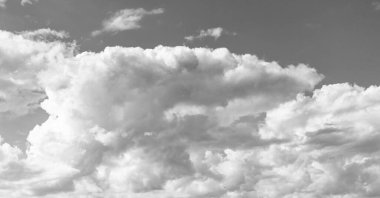 Bulutlu gökyüzü. Bulutlu gökyüzü arka planı. Gökyüzü arkaplanı bulutlu. Gökyüzünde bulut. Bulutlu arka plan. Bulutlu kasvetli bir gökyüzü. gökyüzü ve bulutlu manzara.