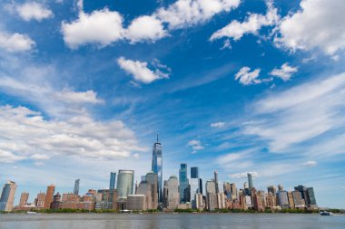 New York, Birleşik Devletler. New York Manhattan 'ın ufuk çizgisi finans bölgesi. Manhattan güzel silueti, New York, Birleşik Devletler. Manhattan 'ın ortasındaki New York şehrinin gökyüzü manzarası. ABD NYC 'de. Amerikan en büyük şehri.