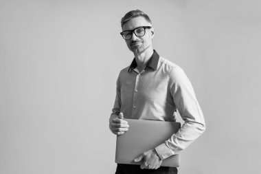 Online pazarlama müdürü. İş başarısı. CEO müdürü iş adamı Grey 'de izole edilmiş. Video konferansı. Bilgisayarı kullanan başarılı bir iş adamı. İşadamı internette çalışıyor. Çevrimiçi güvenlik.