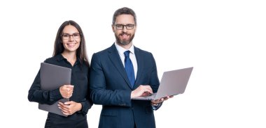 Uzaktan kumandalı. Patron ve çalışanı dizüstü bilgisayar kullanıyor. Beyazlar üzerinde izole iş adamları. Uzaktan kumanda devrede. Meşgul iş arkadaşları. Çevik iş. Bir anlaşma üzerinde çalış..