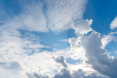 Pofuduk Beyaz Bulutlu Mavi Gökyüzü güneşli bir yaz gününde. Bulutlar - Mavi gökyüzü ve beyaz bulutlar. Arka plan bulutu yazı. Gün batımında gökyüzü bulutsuz. Doğal gökyüzü.