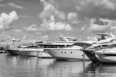 Lüks bir tekne. Marina, Miami Beach, Florida USA 'de. Yat teknesi Biscayne Körfezi 'ne yanaştı. Lüks yatı olan Miami Marina şehir merkezinde. Yaz tatili. Lüks yat marinası. Yat konforu.