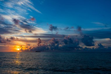 Deniz batımı manzaralı. Yaz tatilinde bulutlu gün batımı gökyüzü ve deniz manzarası. Deniz gündoğumuyla gökyüzü. Deniz doğasında sakin bir ufuk. Sahilde romantik bir yaz tatili. Gün doğumu gökyüzü ufku.