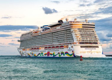 Miami, Florida, ABD - 23 Aralık 2024 Norveç yolcu gemisi. Gemi turu ve deniz seyahati. Gemi kalkıyor. Norveçli bir yolcu gemisi yolculuğu. Yaz tatilinde gezmek.
