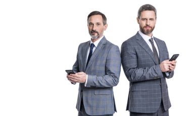 İş mesajlaşması. İnternet üzerinden iş mesajlaşması. Takım elbiseli iş adamları telefon kullanır. Mesajlaşan iki işadamı e-postaları kontrol ediyor. Telefondaki mesajları okuyan iş adamları beyazdan izole edilmiş. İleti çağrısı.