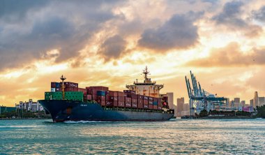 Miami, Florida, ABD - 16 Aralık 2024: kargo gemisinde nakliye konteynırı. Kargo gemisi. Günbatımında Miami Limanı. Konteyner gemisi. Kargo Chloe D Monrovia gemisi, konteynır, içeriye aktar.
