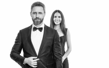 Beyazda izole edilmiş zarif bir çift. Romantik çift birlikte vakit geçiriyor. Sevgililer gününde iki kadın ve erkek. Güzel bir çift çıkıyor. Elbiseli bir kadın ve papyonlu bir erkek. İyi destek..