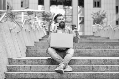 Dizüstü bilgisayarında serbest iletişimi olan pozitif bir adam. Dışarıda serbest çalışan bir adam var. Açık havada serbest iletişimde olan bir adam. Serbest çalışan bir adam telefonda konuşuyor..