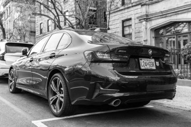 New York City, ABD - 15 Mart 2024: BMW 3 modern araba, arka manzara.