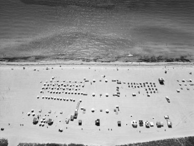 Florida 'da tatil için şehir merkezindeki Miami South Beach yazlık bölgesi. Miami plajı hava manzarası. Miami 'de yaz plajı.