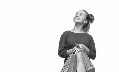 İndirim ve indirim. Satın alma hediyesi. Büyük indirim ve alışveriş. Alışveriş merkezindeki genç kız. Alışveriş çantalı genç kız. Siber Pazartesi alışverişi. Alışveriş yapan kız alışveriş torbasını beyazın üzerinde izole etmiş. Boşluğu kopyala.