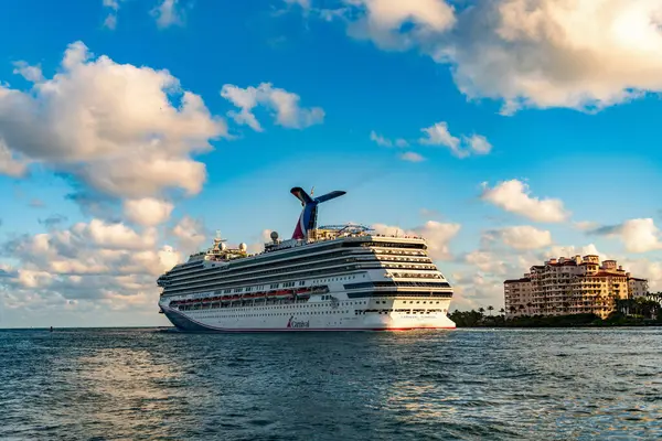 Miami, Florida, ABD - 10 Aralık 2024 Yaz Tatili Gezisi. Karnaval yolcu gemisi. Gemi turu. Gemi Miami limanından ayrılıyor. Seyahat güzergahı. Karnaval Gündoğumu yolcu gemisi yolculuğu.