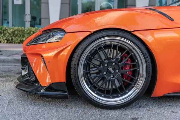 Miami, Florida, ABD - 26 Kasım 2024: Toyota Supra spor arabası. Toyota Supra turuncu renkli lüks spor araba. Toyota Supra 'nın arabası dışarıda park edilmiş. Toyota Supra, tekerlek manzaralı..