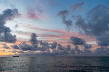 Gün doğumu gökyüzü ufku. Deniz batımı manzaralı. Yaz tatilinde bulutlu gün batımı gökyüzü ve deniz manzarası. Deniz gündoğumuyla gökyüzü. Deniz doğasında sakin bir ufuk. Bora bora. Sahilde romantik bir yaz tatili..