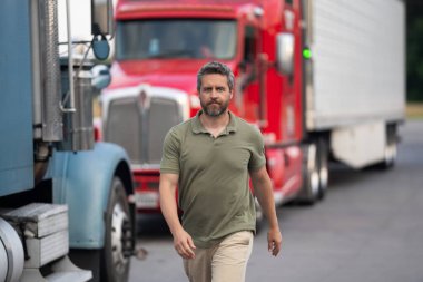 Kamyonetin yanında bir adam var. Kamyon şoförü. Kamyon sahibi. Nakliye araçları. Kamyonetin önündeki İspanyol adam. Yarı kamyon aracı. Kamyon şoförü. Ulaşım endüstrisi. Kamyon şoförü.