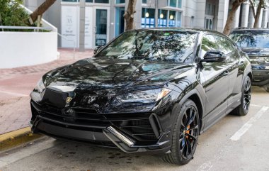 Miami, Florida, ABD - 08 Aralık 2024 Lamborghini Urus S SUV spor yara izi. Lamborghini Urus S tipi lüks bir spor araba. Lamborghini Urus 'un arabası dışarıda park edilmiş. Siyah Lamborghini Urus, köşe manzaralı..