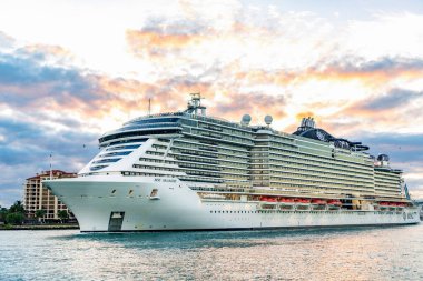 Miami, Florida, ABD - 23 Aralık 2024: MSC yolcu gemisi. Gemi turu ve deniz seyahati. Gün batımında aydınlatılmış gemi. MSC Sahil Yolcu Gemisi Yolculuğu. Yaz tatilinde gezmek.