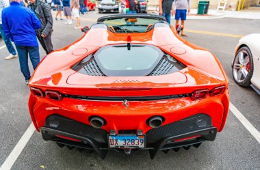 Chicago, Illinois - 29 Eylül 2024 Ferrari sf90 stradale sarı renk. Ferrari SF90 Stradale sokağa park etmiş. Arkadan bak. Lüks Ferrari sf90 Stradale Chicago 'da