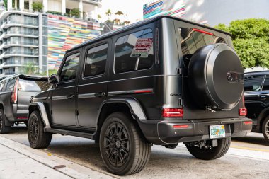 Miami, Florida, ABD - 01 Aralık 2024: 2019 Mercedes Benz G550 SUV otomobil. Mercedes Benz G550 tipi lüks bir araba. Mercedes Benz 'in arabası dışarıda park edilmiş. Mercedes Benz G550, köşe manzaralı.
