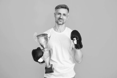 Başarılı bir spor. Olgun boksör şampiyonu. Başarıyı kutluyoruz. Boks şampiyonu. Spor başarısı ve zafer. Şampiyonlar kupası. Boks sporunu kazanan sporcu. Spor kupası.