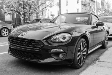 New York, ABD - 23 Nisan 2020 Fiat 124 Spider üstü açık araba, köşe manzaralı.