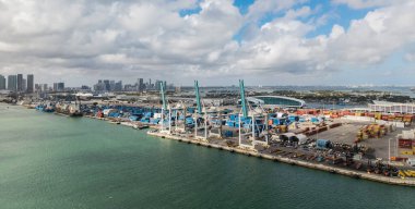 Miami, Florida - 12 Şubat 2025: nakliye konteynırı, deniz. Kargo konteynırlı Miami hava limanı. Deniz taşımacılığı. Miami Limanı. Miami 'deki kargo konteynırı, anten. İçeriye ve dışarıya aktar.