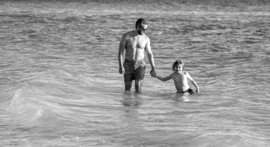 Babalar Günü. Baba oğul maceraları. Baba, baba, oğul deniz sahilinde koşuyor. Baba oğul, yaz tatilinin tadını çıkarıyor. Baba ve oğul arasında denizde özel anlar..