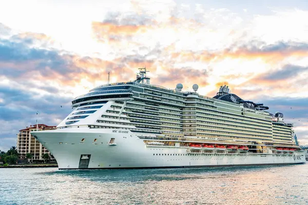Miami, Florida, ABD - 23 Aralık 2024: MSC yolcu gemisi. Gemi turu ve deniz seyahati. Gün batımında aydınlatılmış gemi. MSC Sahil Yolcu Gemisi Yolculuğu. Yaz tatilinde gezmek.