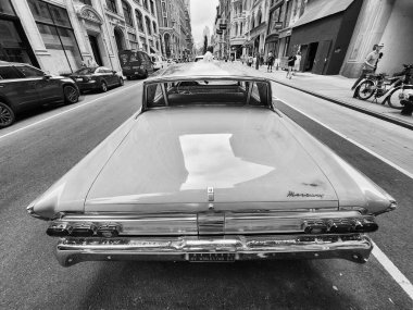 New York City, ABD - 17 Ağustos 2023: Mercury Montclair 1964 model klasik araba sokağa park edilmiş, nadir manzara.