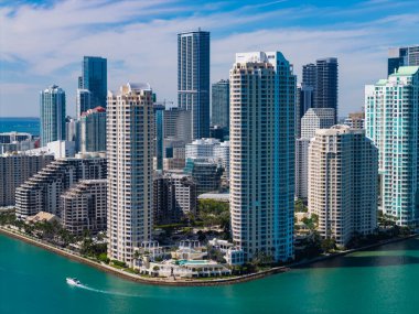 Şehir merkezinde bir gökdelen. Şehir manzarası silüeti. Miami 'deki Brickell binası. Brickell gökdelen ve gökdelen mimarisi. Şehir silüeti. Florida, Brickell Key 'den Miami' ye. Seyahat hedefi.