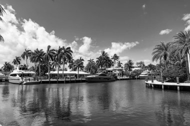 Bir sürat teknesiyle yaz tatili. Yaz tatili. Yat teknesi. Lüks bir yatta yaz tatili. Villa ile birlikte denizde geçirdiğimiz yaz tatilinin tadını çıkarıyorum. Yaz zamanı..
