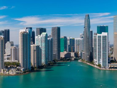 Miami gökdelen şehri. Miami şehrinin ufuk çizgisi Brickell anahtarı. Miami şehir merkezinde. Gökdelen binası. Şehir merkezindeki şehir manzarası. Seyahat güzergahı. Şehir mimarisi. Miami lüks silueti.
