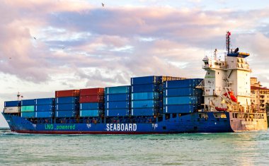 Miami, Florida, ABD - 14 Aralık 2024: konteyner gemisi. Miami 'de konteynırlı, hava manzaralı Kargo Kıyısı Mavi Gemi Servisi. Kargo gemisinde nakliye konteynırı. Kargo gemisi. Miami Limanı.