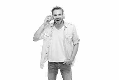 Öğrenci çocuk, sesi dinle. Milenyum adamı kulaklıkla müzik dinler. Müzik konsepti. Z jenerasyonu yaşam tarzı. Müzik kulaklıklarıyla ses dinleyen adam. Beyaz tenli bir adam izole edilmiş. Mutlu çalma listesi.