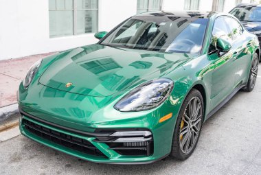 Miami, Florida, ABD - 20 Aralık 2024: Porsche Panamera 2019 Gran Turismo spor fastback otomobil. Porsche Panamera 'nın lüks arabası. Porsche Panamera 'nın arabası dışarıda park edilmiş. Porsche Panamera, köşe görünümü.