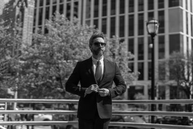 Zengin adam kostümü ofise yürür. Üst düzey yönetici. Kendine güvenen patron şehri. Finansal başarı. İş adamı dışarı çıktı. Şehir sokaklarında çalışan bir iş adamı. Profesyonel CEO. Takım elbiseli bir iş adamı. Marka öz sermaye.