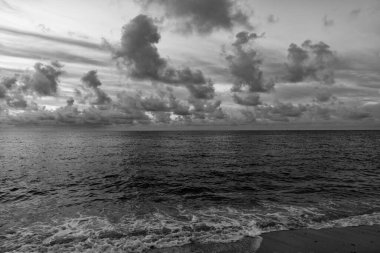 Yaz tatilinde gün batımı deniz manzarası. Deniz kıyısında gün doğumu. Gün batımında deniz manzarası sakin. Deniz manzarasında romantik bir yaz tatili. Dramatik gün batımı. Okyanus sahilinde gün doğumu. Gün batımı görünümü.