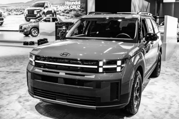 New York City, ABD - 27 Mart 2024: Hyundai Santa Fe SUV yeşil araba New York Uluslararası Otomobil Fuarı, ön köşe manzaralı.