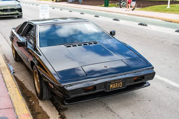 Miami, Florida, ABD - 08 Aralık 2024: Klasik siyah Lotus Esprit spor arabası. Lotus Esprit 'in lüks spor arabası. Lotus Esprit 'in arabası dışarıda park edilmiş. Lotus Esprit aracı, köşe görüş..