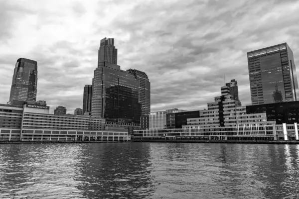 New York, Jersey City, ABD - 21 Aralık 2023: NJ 'deki modern şehir manzaralı gökdelen kıyısı.