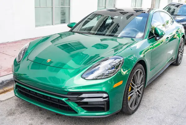 Miami, Florida, ABD - 20 Aralık 2024: Porsche Panamera 2019 Gran Turismo spor fastback otomobil. Porsche Panamera 'nın lüks arabası. Porsche Panamera 'nın arabası dışarıda park edilmiş. Porsche Panamera, köşe görünümü.