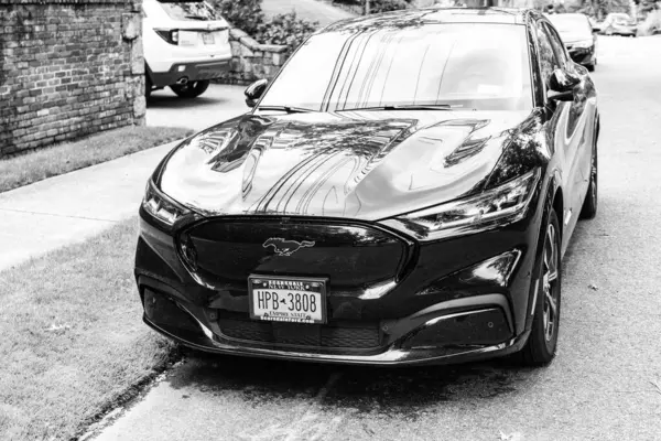 New York City, ABD - 26 Ağustos 2023 Ford Mustang Mach E Premium araba park edilmiş, ön manzara.